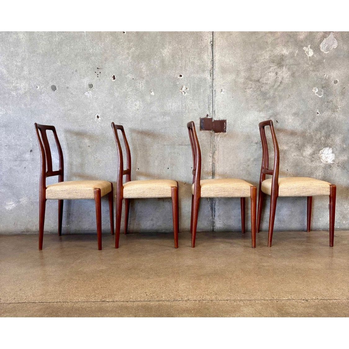D - Scan Dining Chairs